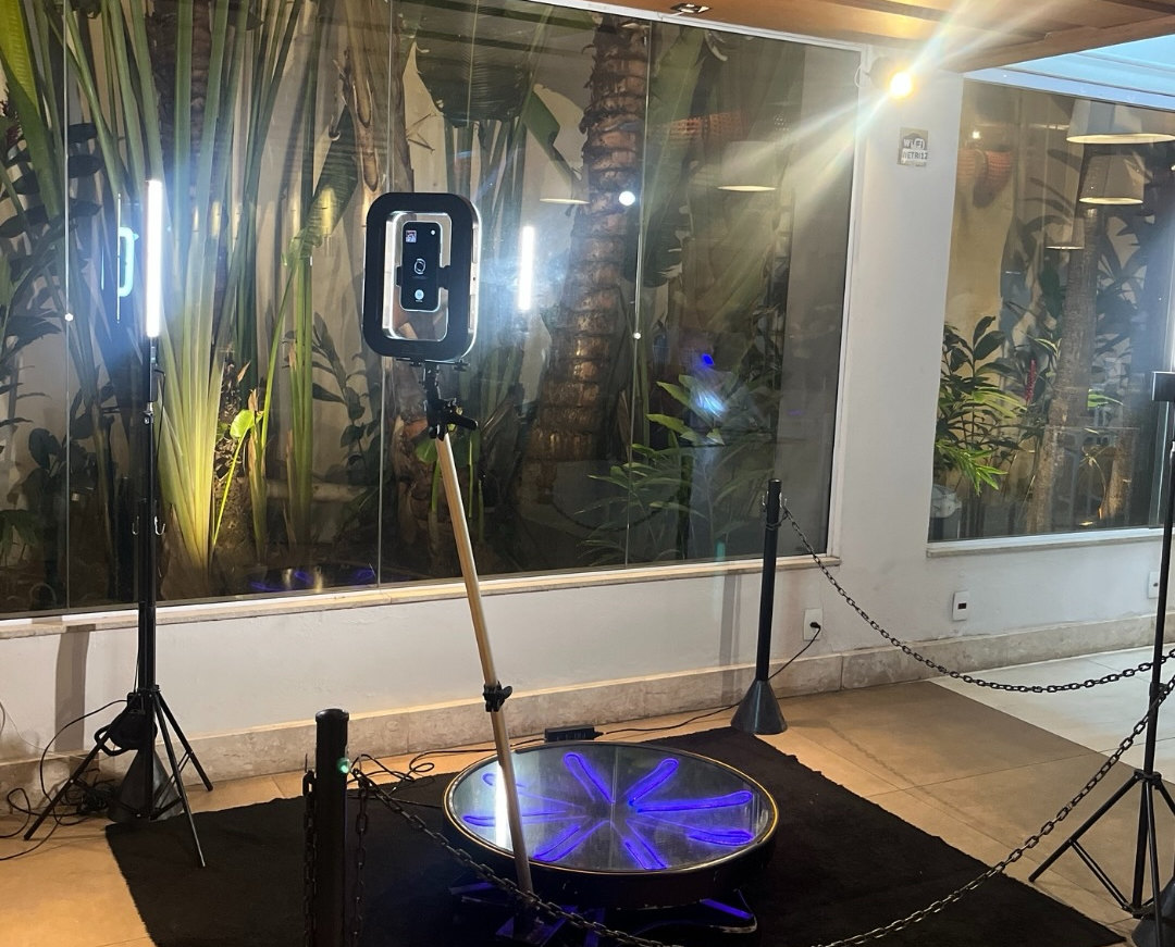 Plataforma 360° montada com iluminação, em frente a um jardim de inverno
