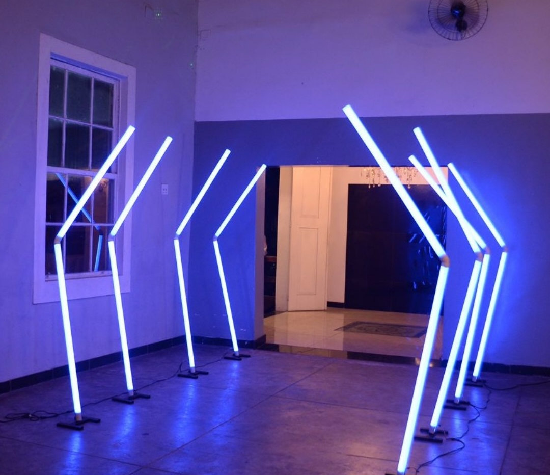 Arco de LED azul formado por hastes luminosas num salão