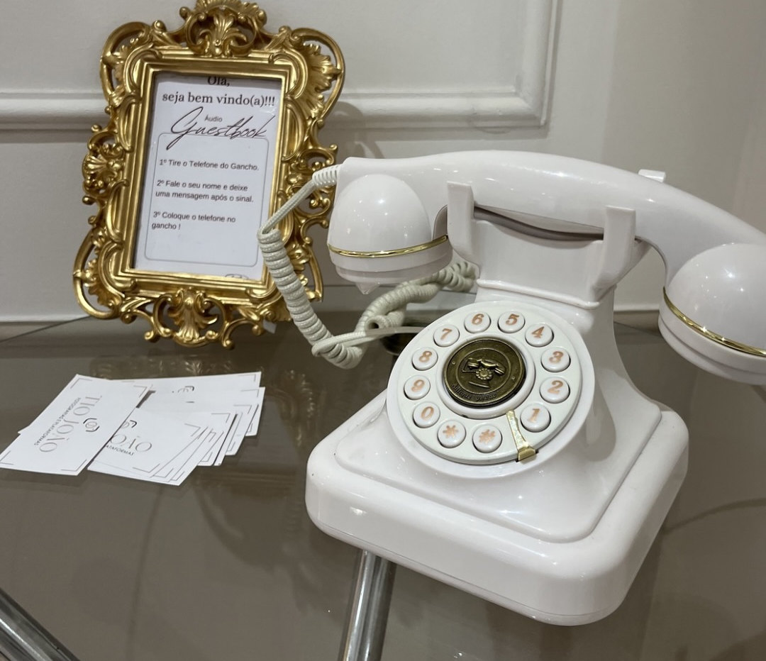 Telefone guestbook branco antigo, com moldura dourada de instruções