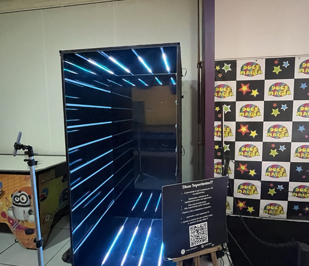 Túnel de LED com efeito de profundidade infinita